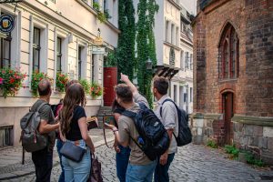 Gruppe sucht die Umgebung ab