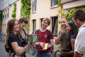 Lachende Gruppe mit Zauberwürfel