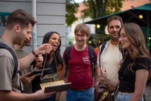 Lachende Gruppe von Zauberlehrlingen