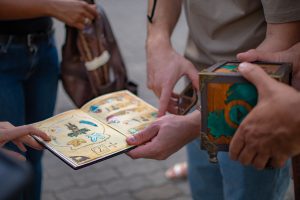 Spieler zeigen auf Buch